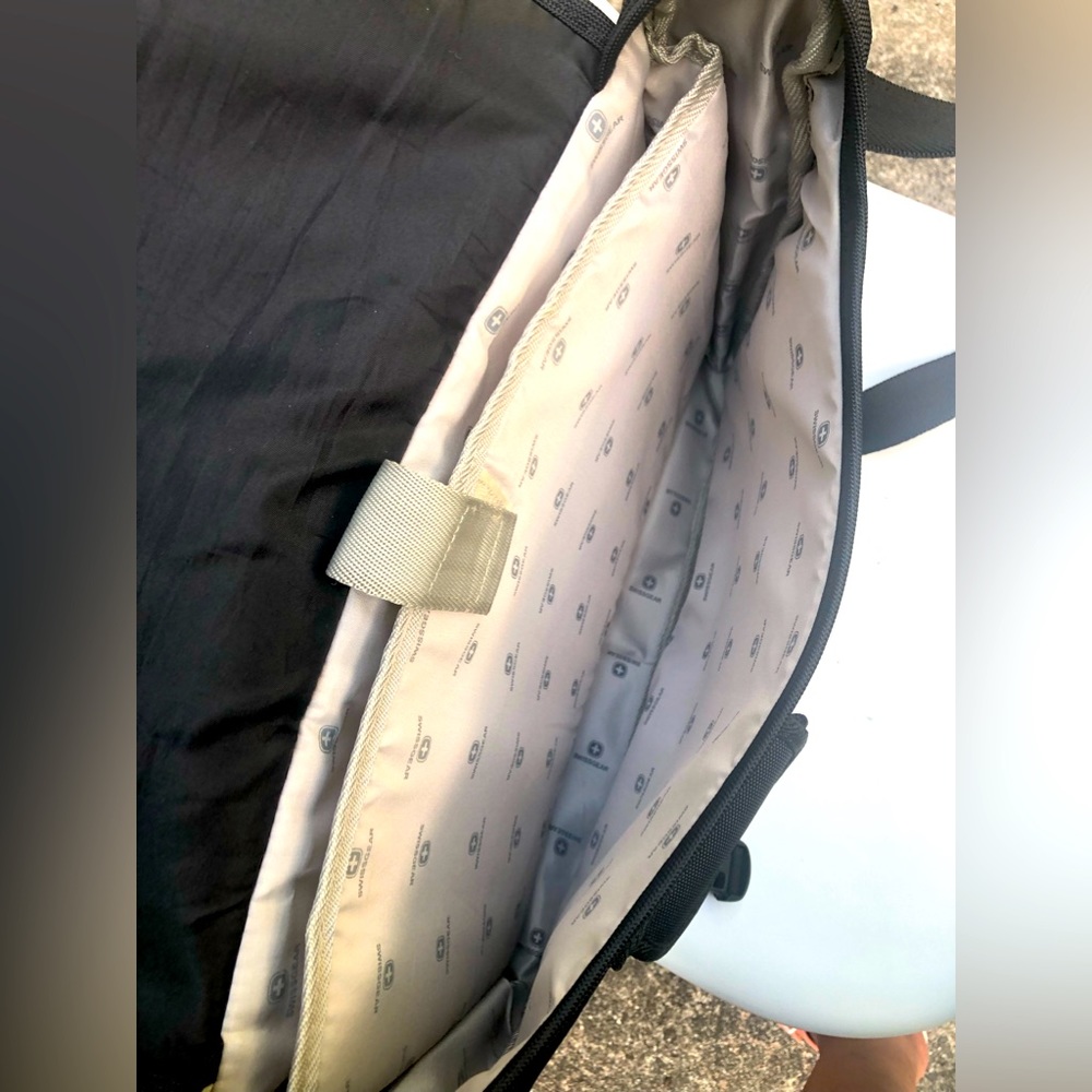Swiss Gear Laptop Messenger Bag. Interior Padded Laptop Section. - Picture 11 of 11